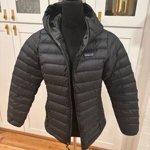 Patagonia W’s Down Sweater Hoody – Women’s Small, Black (Gently Used)